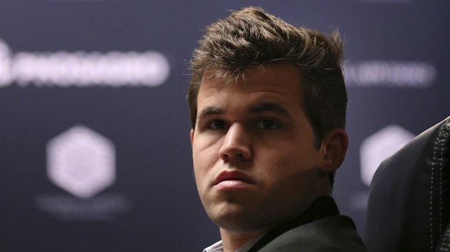 Norský šachista Magnus Carlsen hájí titul mistra světa.