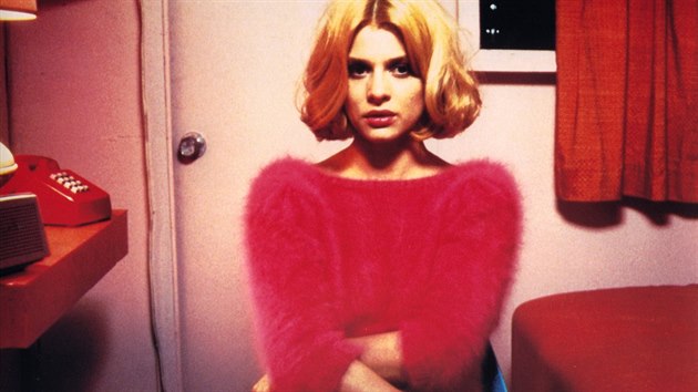 Ikonick�, nest�rnouc� a neskute�n� cool, takov� byla viz� here�ky Nastassji Kinski alias Jane v dramatu re�is�ra Wima Wenderse Pa��, Texas z roku 1984. R��ov� angorsk� svet��k a blon�at� mik�do od t� doby prost� pat�� k sob�.