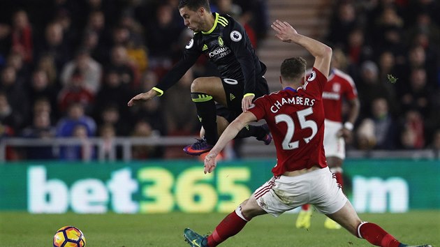 Belgian Eden Hazard z Chelsea se vyhb Calumu Chambersovi v ligovm utkn proti Middlesbrough.