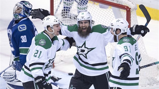 Patrick Eaves slav gl s Tylerem Seguinem a Antoinem Rousselem.