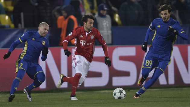 Fotbalista Bayernu Mnichov Juan Bernat mezi dvma hri Rostova v utkn Ligy mistr.