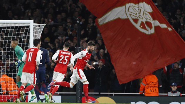 Olivier Giroud z Arsenalu (vpravo) b slavit promnnou penaltu v utkn Ligy mistr proti paskmu Saint Germain.