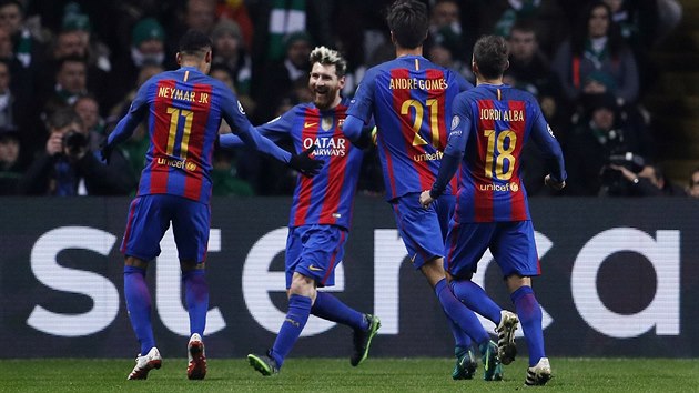 Fotbalist Barcelony slav vstelen gl proti Celtiku, o kter se postaral Lionel Messi (elem).