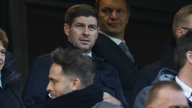 ZPTKY DOMA. Steven Gerrard ukonil v tdnu svou aktivn kariru, v sobotu sledoval zpas Liverpoolu proti Sunderlandu pmo na Anfield Road.