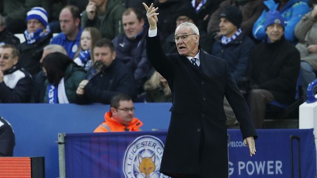Italsk trenr Leicesteru Claudio Ranieri sleduje vkon svho tmu v utkn anglick ligy proti Middlesbrough.