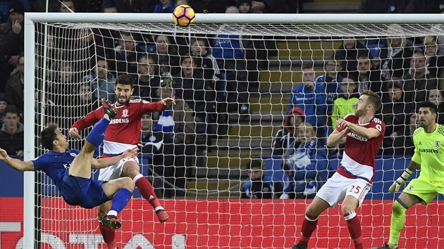 indi Okazaki z Leicesteru (vlevo) se v utkn proti Middlesbrough pokusil o akrobatick zakonen pes hlavu.