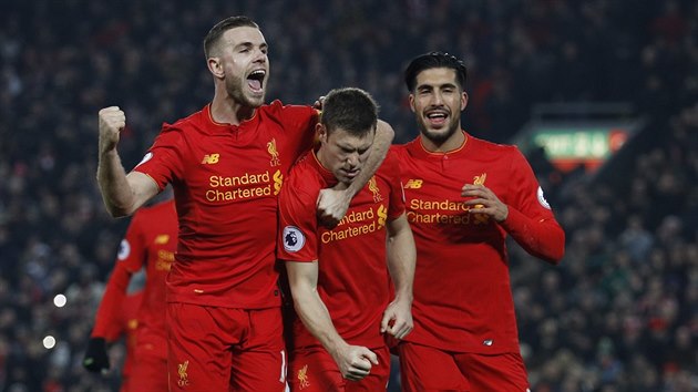 Fotbalisté Liverpoolu - zleva Jordan Henderson, James Milner a Emre Can - se radují z druhého gólu proti Sunderlandu.