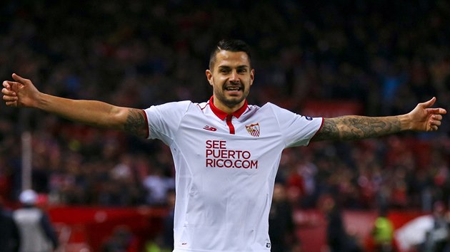 Vitolo ze Sevilly oslavuje gl v zpase s Valenci.