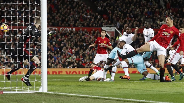 tonk West Hamu Diafra Sakho (v pdu) otevr hlavou skre utkn s Manchesterem United.