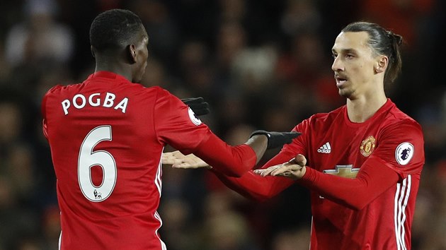 Paul Pogba se Zlatanem Ibrahimoviem oslavuj vyrovnvac gl v zpase s West Hamem.