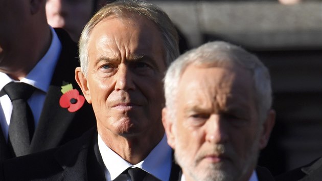 Nkdej a souasn ldr labourist Tony Blair a Jeremy Corbyn. Oba politici, kte se nemaj pli v lsce, se 13. listopadu potkali na piet za vlen veterny.