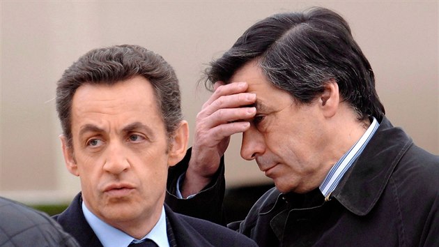 Tehdej prezident Nicolas Sarkozy a premir Franois Fillon na archivnm snmku z roku 2008.