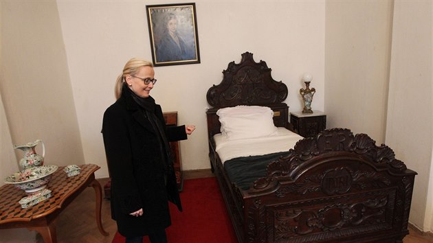 Ředitelka muzea ve Velkém Meziříčí Irena Tronečková ukazuje postel, v níž v roce 1909 císař spal.