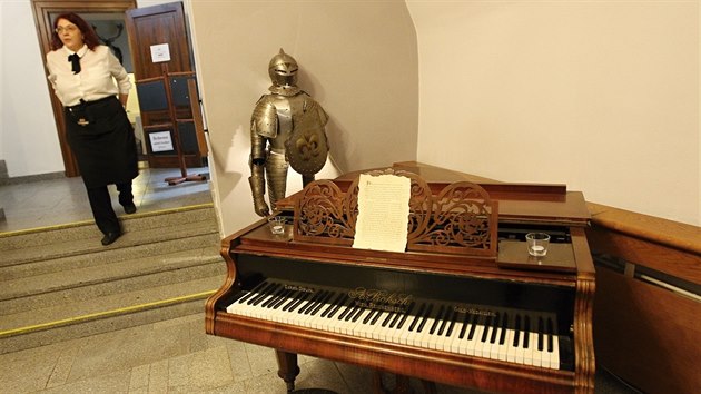 Kolem brnění a historického klavíru značky Proksch se chodí do restaurace na třešťském zámku. Památka patří Akademii věd ČR, která ji provozuje jako hotel a konferenční centrum.