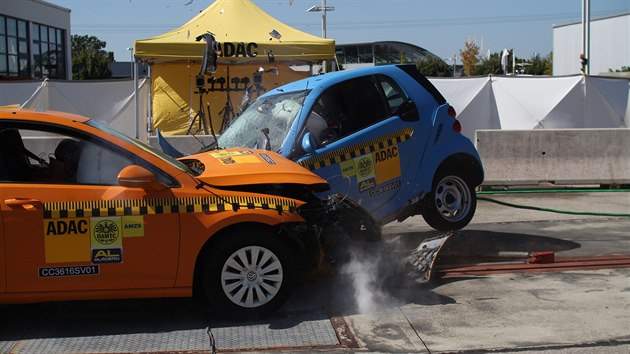Crashtest Volkswagen Golf vs. Smart