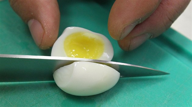 K předkrmu patří ještě křepelčí vajíčko uvařené do té správné podoby - ani moc měkké, ani moc tvrdé. 