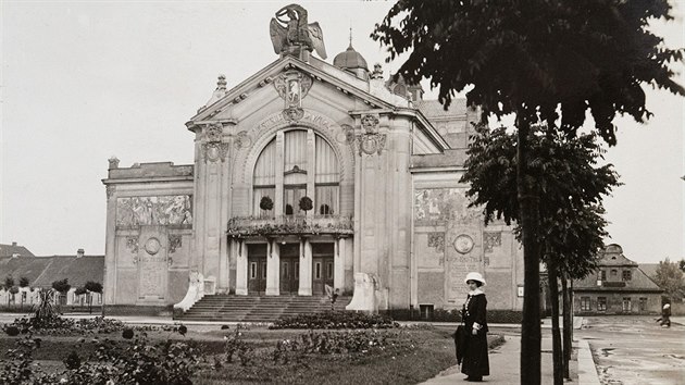 Mstsk divadlo v Pardubicch na fotografii z let 1914 a 1915 od neznmho fotoamatra