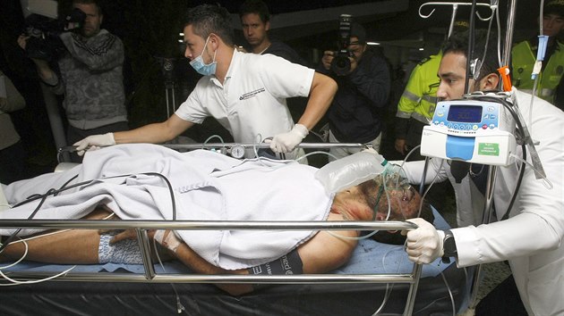 Záchranáři vezou sedmadvacetiletého brazilského fotbalistu Alana Ruschela, jednoho z přeživších v havarovaném letadle u města Medellín. (29. listopadu 2016)