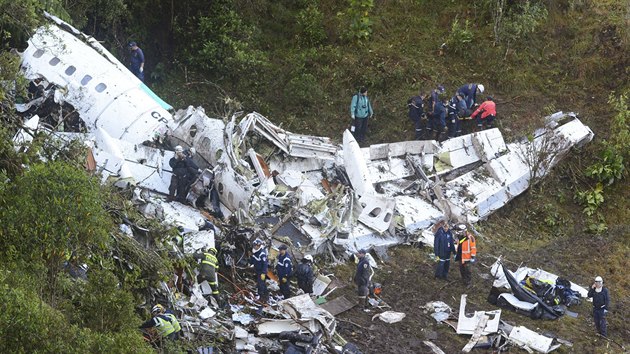 Trosky zříceného letadla v horách nedaleko letiště v kolumbijském Medellínu. (29. listopadu 2016)
