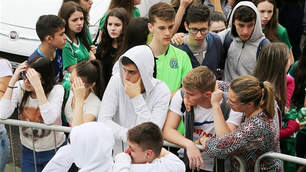 Fanouci fotbalovho klubu Chapecoense se seli ped stadionem Arena Conda v brazilskm Chapecu, aby uctili pamtku obt leteckho netst. (29. listopadu 2016)