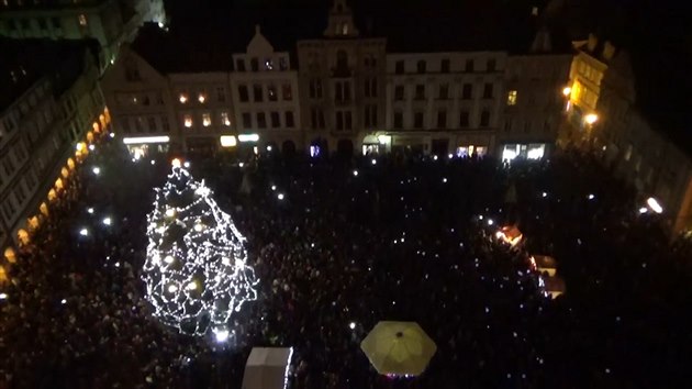 Rozsvícení vánočního stromu v Liberci přihlíželo několik tisíc lidí (27. listopadu 2016)