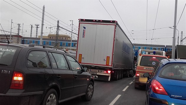 idi kamionu se slovenskou znakou jel v ter po Rudolfovsk td smrem do centra. A tsn ped viaduktem si uvdomil, e mstem neprojede, a tak zaal couvat