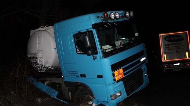 Non srka kamion pi prjezdu zatkou na nkolik hodin zcela zablokovala silnici mezi Slavkovem u Brna a aroicemi. (28.11.2016)