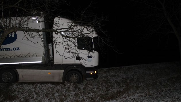 Non srka kamion pi prjezdu zatkou na nkolik hodin zcela zablokovala silnici mezi Slavkovem u Brna a aroicemi. (28.11.2016)