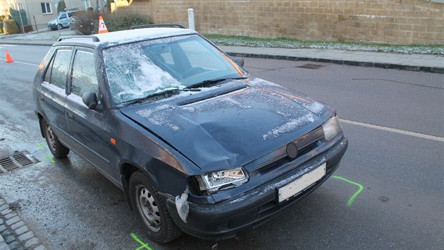Mladá řidička v Žarošicích si před jízdou dostatečně neočistila namrzlá skla a na přechodu přehlédla chodkyni, která srážku nepřežila. (28.11.2016)