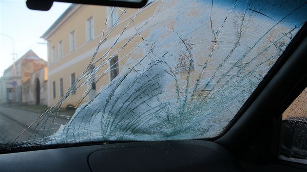 Mladá řidička v Žarošicích si před jízdou dostatečně neočistila namrzlá skla a na přechodu přehlédla chodkyni, která srážku nepřežila. (28.11.2016)