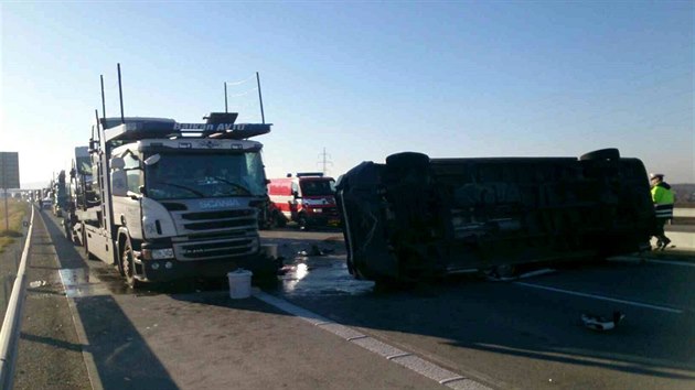 Na dlnici D2 se srazil kamion pevejc auta s dodvkou vezouc vno, kter se po havrii pevrtila na bok. (29.11.2016)