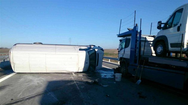Na dlnici D2 se srazil kamion pevejc auta s dodvkou vezouc vno, kter se po havrii pevrtila na bok. (29.11.2016)