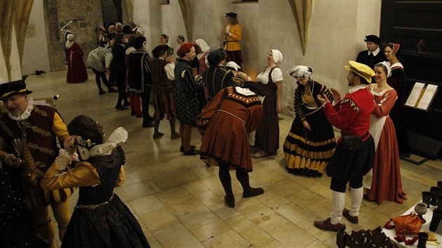 Dobové tance na Rondí plese, který má společenský repertoár 16. a 17. století.