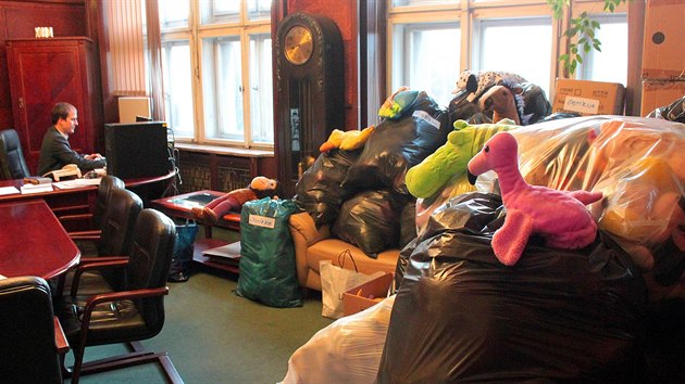 V obrovské skladiště plyšových hraček se během několika dní změnila kancelář starosty Prahy 7.