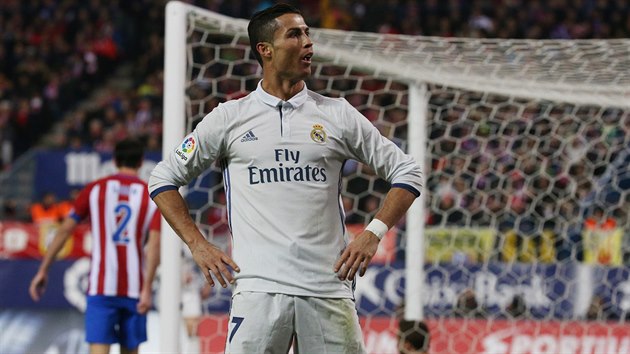 Cristiano Ronaldo potet. Portugalsk tonk z Realu Madrid v derby proti Atltiku prv dovril hattrick.