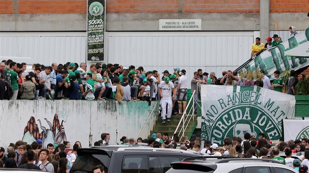 Fanouci Chapecoense se schzej na stadionu, aby uctili pamtku hr, kte zahynuli pi leteckm netst.