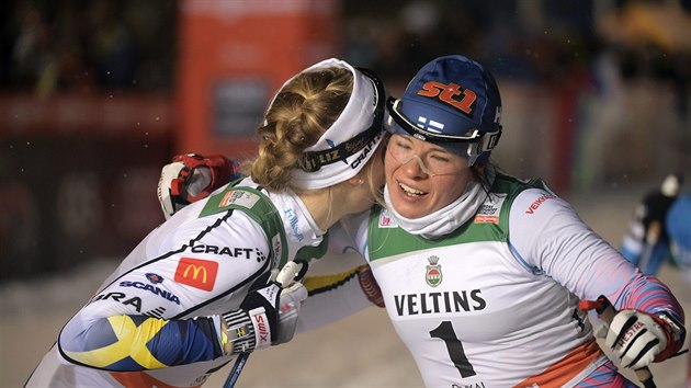 Vtzka prvnho zvodu Svtovho pohru Stina Nilssonov (vlevo) se objm s ptou Kristou Parmakoskiovou z Finska.