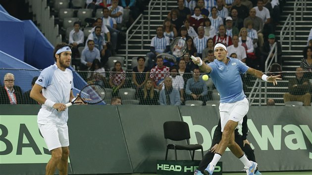 Juan Martin Del Potro odvrac mek bhem tyhry ve finle Davis Cupu proti Chorvatsku.