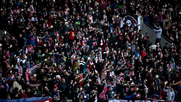 VYPNULI ELEKTINU. V zpase mezi Slavi a Mladou Boleslav se 20 minut nehrlo. Na stadionu v Edenu zhasla svtla. Fanouci si poradili po svm - svtili mobilnmi telefony.