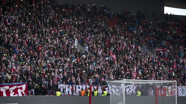 VYPNULI ELEKTINU. V zpase mezi Slavi a Mladou Boleslav se 20 minut nehrlo. Na stadionu v Edenu zhasla svtla. Fanouci si poradili po svm - svtili mobilnmi telefony.