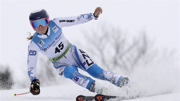 Martina Dubovsk bhem prvnho kola obho slalomu v Killingtonu ztratila hlku i s rukavic.