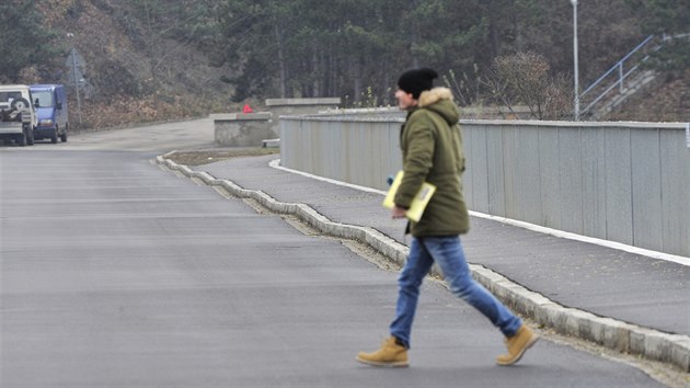 Jako na moi. Silnici po hrzi Daleick pehrady tvo jedno velk vlnobit. mysln. Takovou podobu m silnice kvli odvodnn.