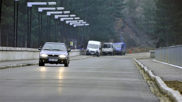 Jako na moi. Silnici po hrzi Daleick pehrady tvo jedno velk vlnobit. mysln. Takovou podobu m silnice kvli odvodnn.