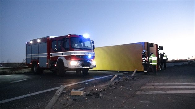 Pevrcen nkladn vz zablokoval sjezd z Praskho okruhu (29.11.2016).