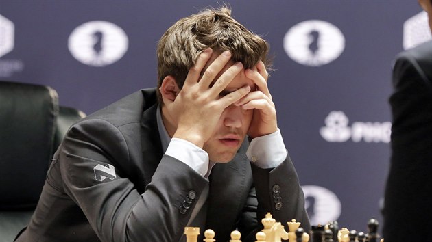 Magnus Carlsen v boji o titul šachového mistra světa.
