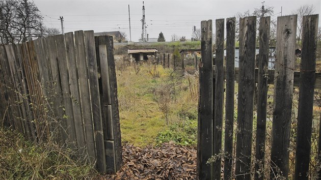 Zahrdkskou kolonii sevenou mezi elezninmi tratmi u Jaten ulice v Plzni promnili bezdomovci ve slum. (23. listopadu 2016)