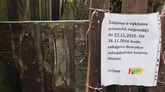 Zahrdkskou kolonii sevenou mezi elezninmi tratmi u Jaten ulice v Plzni promnili bezdomovci ve slum. (23. listopadu 2016)