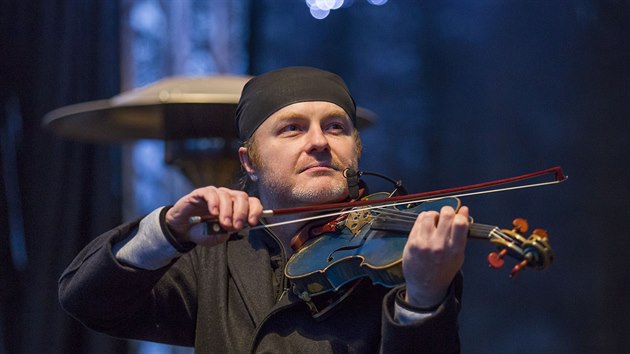 Při rozsvěcení vánočního stromu ve Zlíně zahrál houslový virtuos Pavel Šporcl.