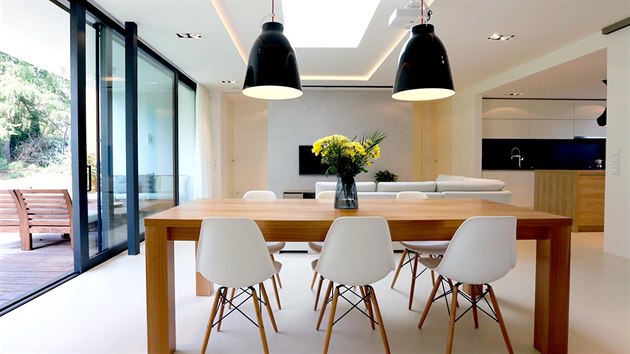 Velký jídelní stůl tvoří dominantu obývací prostoru.