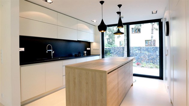 Kuchyň volně navazuje na hlavní obývací prostor, ale je umístěna v samostatné části.